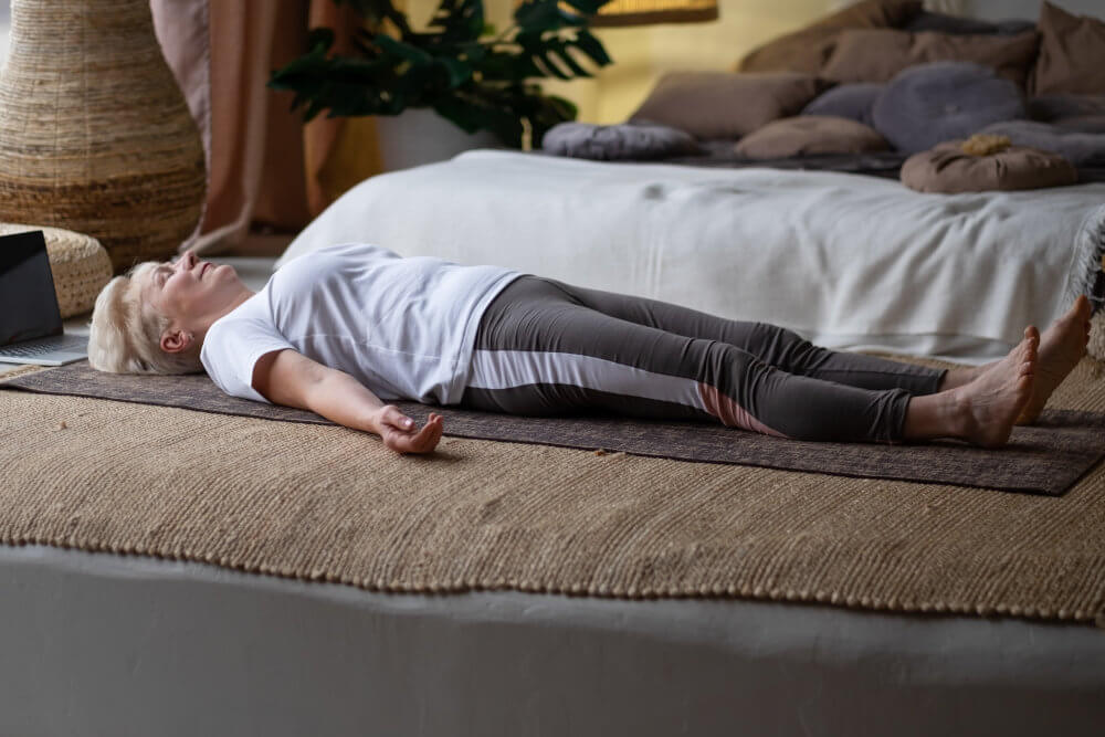 posture shavasana pour relaxation